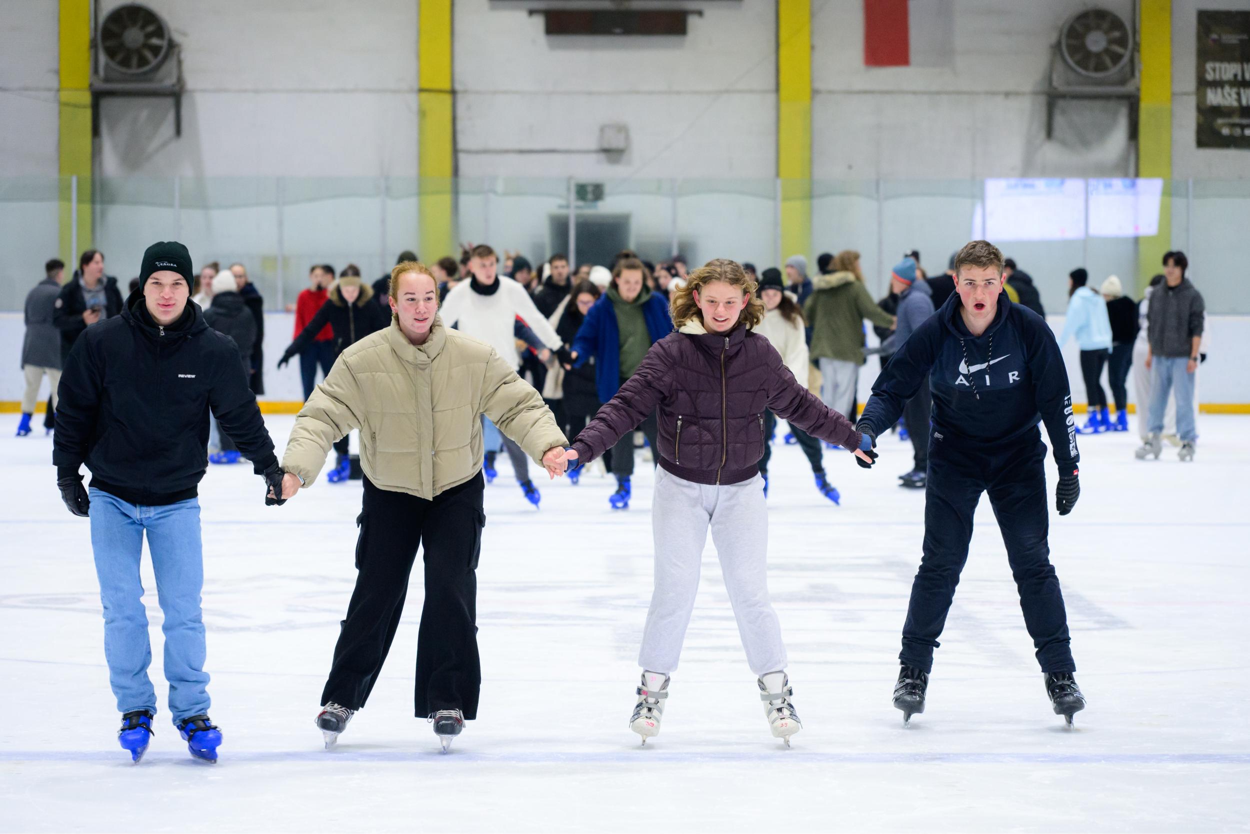 Drsanje 4 Študentsko drsanje znova privabilo številne navdušence na led