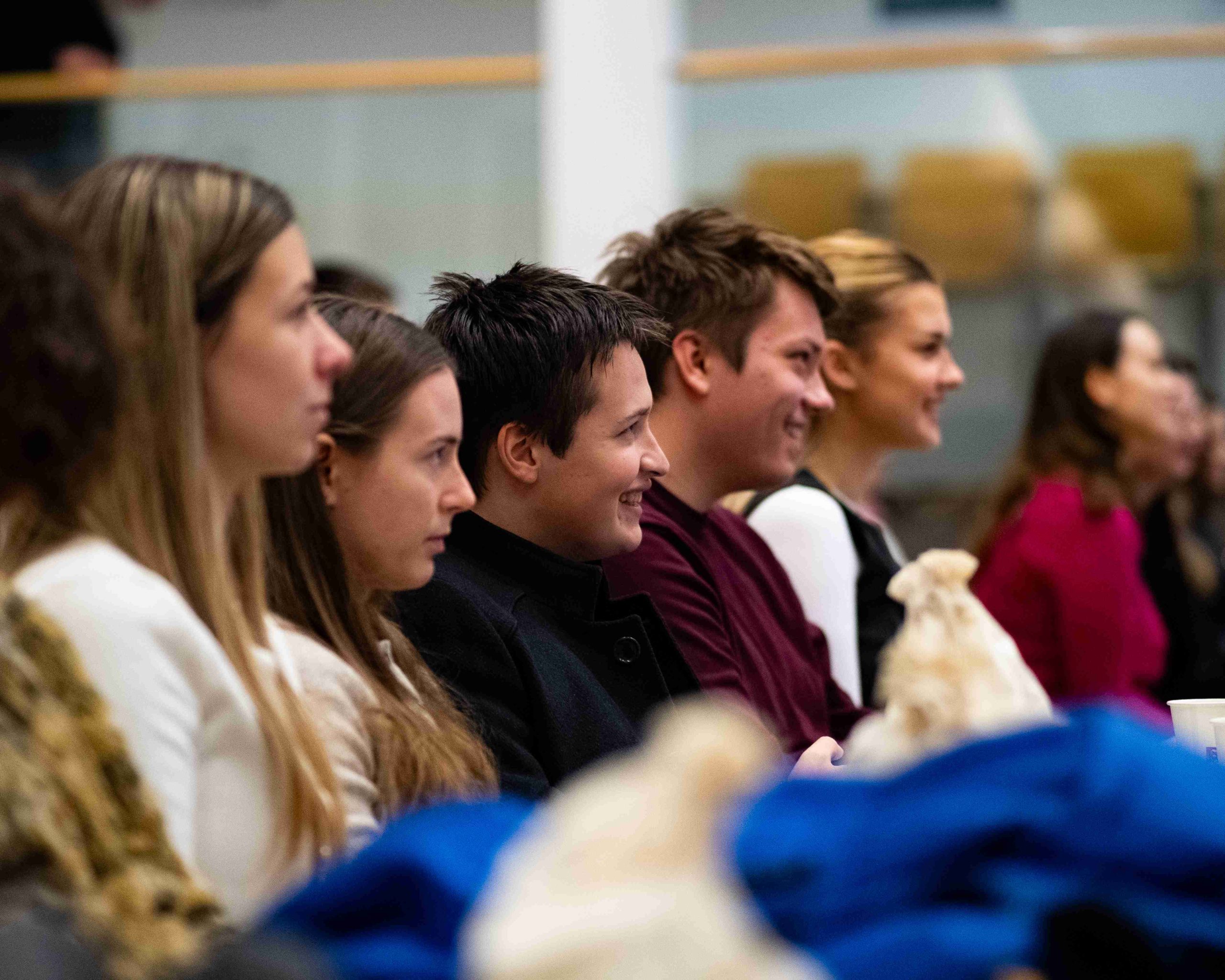 Študentski predstavniki Nasmejani obrazi študentskih predstavnikov